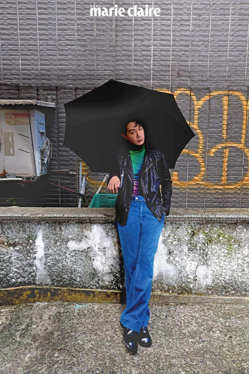 皮夾克，AllSaints；彩色高領針織衫，Berluti；牛仔褲、黑色短靴，both by Sandro。