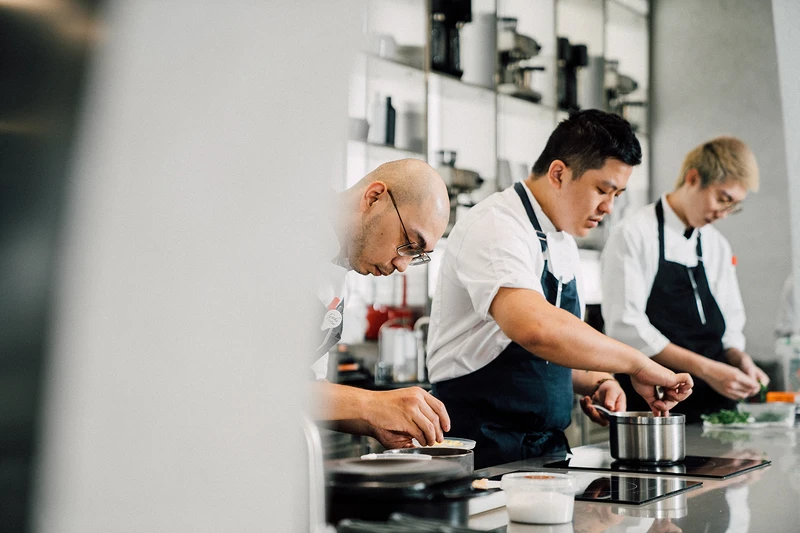 小廖(Chef)與Hank(Sous-chef)兩位運用了自身的料理經驗,結合台灣在地原生食材創作的靡麗精粹料理。 小廖(Chef)與Hank(Sous-chef)兩位運用了自身的料理經驗,結合台灣在地原生食材創作的靡麗精粹料理。