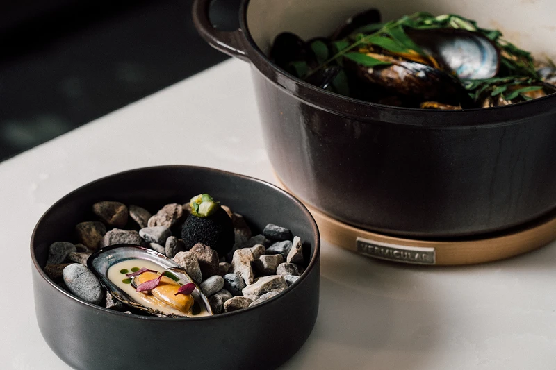 開胃小點 Starter—馬祖淡菜搭檸檬漬蘆薈&黑豬肉球搭野菜青醬。 開胃小點 Starter—馬祖淡菜搭檸檬漬蘆薈&黑豬肉球搭野菜青醬。