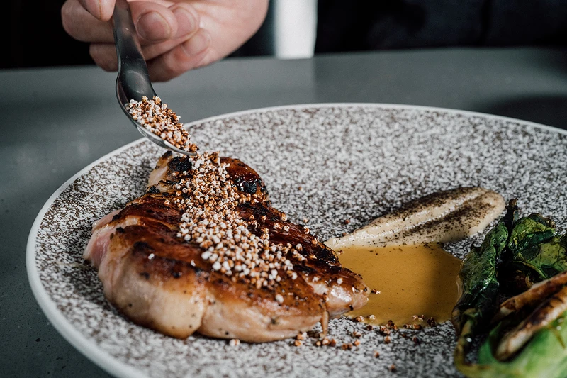 主餐Main—噶瑪蘭豬佐爐烤當季蔬菜。 主餐Main—噶瑪蘭豬佐爐烤當季蔬菜。