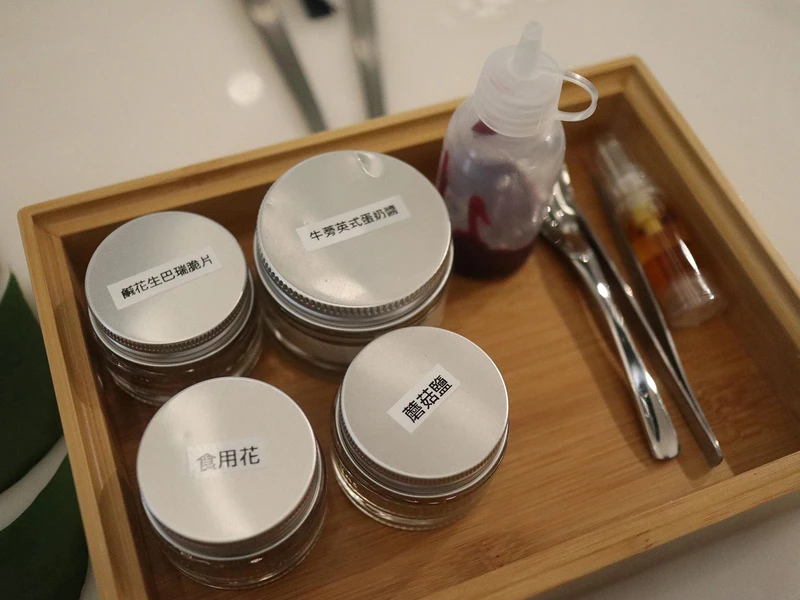 附上妝點的佐料,可體驗參與創作盤飾的過程。 附上妝點的佐料,可體驗參與創作盤飾的過程。