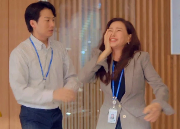 雙重人生 李荷妮被呼巴掌後不忘展現搞笑演技 雙重人生 李荷妮被呼巴掌後不忘展現搞笑演技