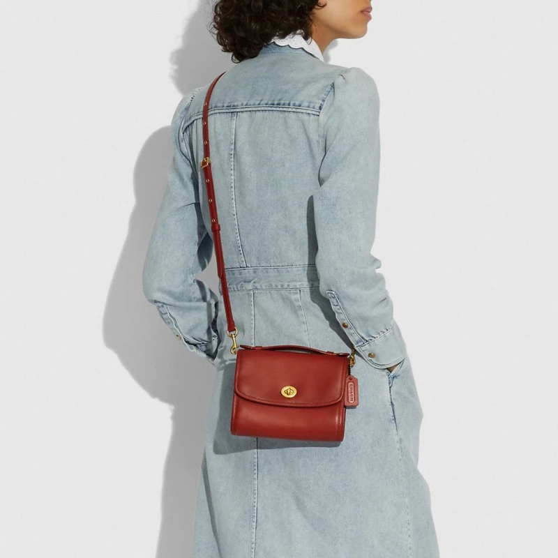 Coach KIP轉扣斜背手袋，NT11,800