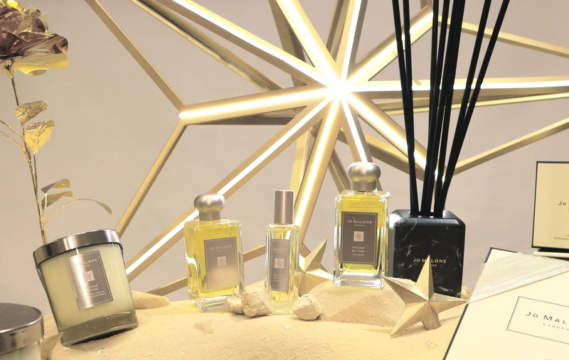 星光聖誕 苦橙擴香，NT7,000。星光聖誕 苦橙香氛工藝蠟燭，600g，NT7,350 / 200g，NT2,650 星光聖誕 苦橙車用擴香蕊心，NT1,550。