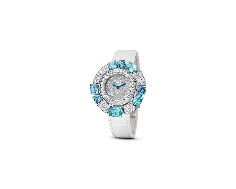 BVLGARI ALLEGRA系列白K金彩寶腕錶 寶格麗專屬石英機芯，小時與分鐘顯示，防水深度30公尺。 錶徑36 MM，白K金錶殼，鑲嵌240顆密鑲鑽石(總重約3.23克拉)、5顆帕拉伊巴碧璽(總重約5.6克拉)與3顆海水藍寶(總重約1.79克拉)。 白色珠光鱷魚皮錶帶，搭配白K金蝴蝶錶扣。 參考售價：約新台幣5,638,000元