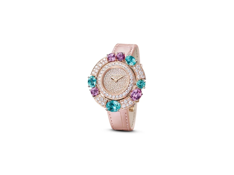 BVLGARI ALLEGRA系列黃K金彩寶腕錶 寶格麗專屬石英機芯，小時與分鐘顯示，防水深度30公尺。 錶徑36 MM，黃K金錶殼，鑲嵌240顆密鑲鑽石(總重約3.23克拉)、4顆帕拉伊巴碧璽(總重約4.7克拉)、2顆粉紅剛玉(總重約2.9克拉)與2顆紫色剛玉((總重約1.20克拉)。 粉色珠光鱷魚皮錶帶，搭配黃K金蝴蝶錶扣。 參考售價：約新台幣5,296,000元