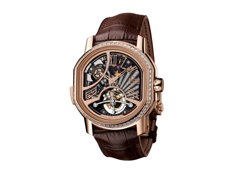 BVLGARI鐘樂報時三鎚三問腕錶 寶格麗自製手動上鍊機芯DR 3300，鐘樂三鎚三問報時；機芯直徑34.60MM，厚度8.35MM，35顆寶石數；振頻每小時21’600(3 Hz)，動力儲存75小時。 錶徑48MM，玫瑰金屬錶殼，鏤空錶盤，鑲嵌60顆鑽石(總重約2.4克拉)，鏤空部分展現機芯運作。 褐色鱷魚皮錶帶，搭配玫瑰金摺疊式錶扣 參考售價：約新台幣9,850,000元 (全球限量10只)