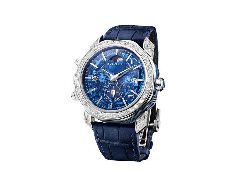 BVLGARI OCTO ROMA GRANDE SONNRIE 大自鳴月相萬年曆腕錶 自動上鍊機械機芯BVL980 Calibre，厚度5MM搭載大、小自鳴、四鎚三問報時(西敏寺鐘聲)、陀飛輪、萬年曆、月相功能，動力儲存48小時，大自鳴動力儲存24小時，小自鳴動力儲存28小時，，振頻 21’600 Vph (3Hz)，防水深度30公尺。 錶徑44 MM，白K金錶殼，藍色PVD塗層鈦金屬中間錶殼，藍寶石水晶錶盤，錶圈鑲嵌123顆長方形切割鑽石(總重約7.83克拉) 藍色鱷魚皮錶帶，搭配白K金三片式摺疊錶扣。 參考售價：約新台幣31,590,000元 (全球限量8只)