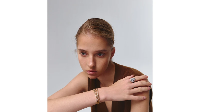 Aerial Teardrop Halo白K金鑽石戒指 主鑽約1.5ct、Lorelei Floral Twist黃K金鑽石手環、Lorelei Floral Diamond Twist黃K金鑽石手環。 Aerial Teardrop Halo白K金鑽石戒指 主鑽約1.5ct、Lorelei Floral Twist黃K金鑽石手環、Lorelei Floral Diamond Twist黃K金鑽石手環。