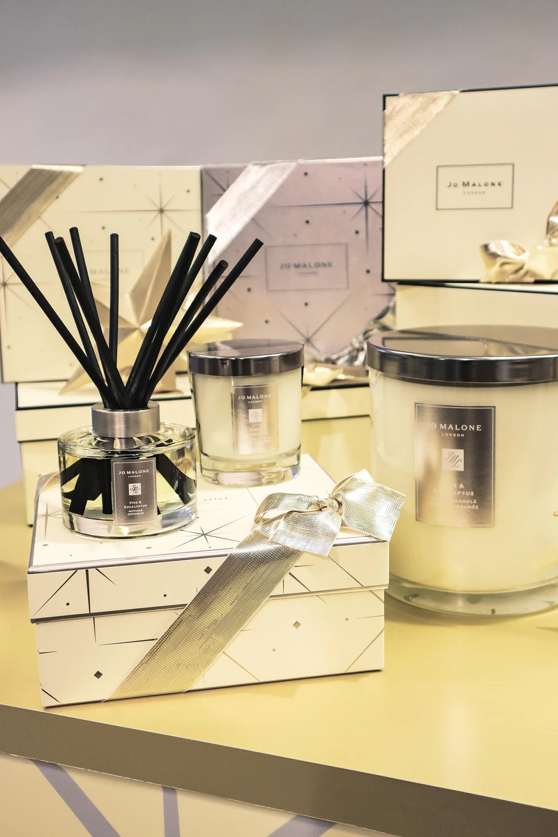 星光聖誕 松木與桉樹香氛工藝蠟燭，2.5kg，NT18,550 / 200g，NT2,700。星光聖誕 松木與桉樹擴香，NT3,750。星光聖誕 松木與桉樹 室內香氛，175ml，NT2,700。