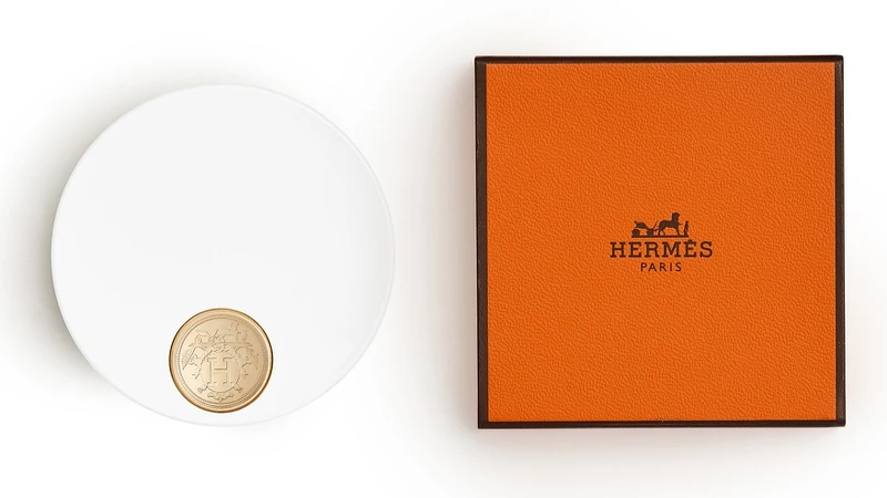 HERMÈS 2021限量POUDRE D’ORFÈVRE亮眼煥顏金光粉餅粉盒與外盒。 HERMÈS 2021限量POUDRE D’ORFÈVRE亮眼煥顏金光粉餅粉盒與外盒。