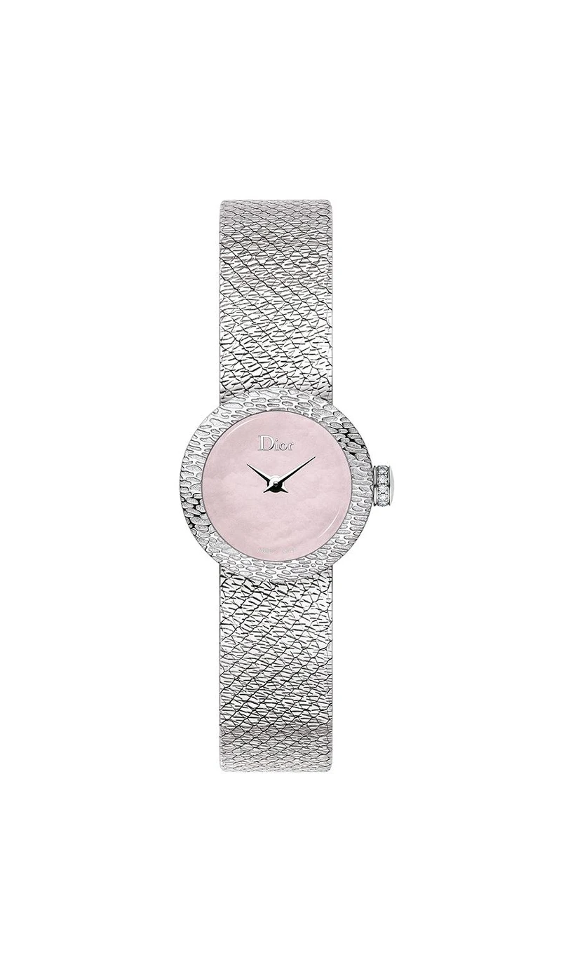 LA MINI D DE DIOR SATINE 19mm石英機芯 精鋼﹑鑽石及粉紅珍珠母貝 NTD 112,000 LA MINI D DE DIOR SATINE 19mm石英機芯 精鋼﹑鑽石及粉紅珍珠母貝 NTD 112,000