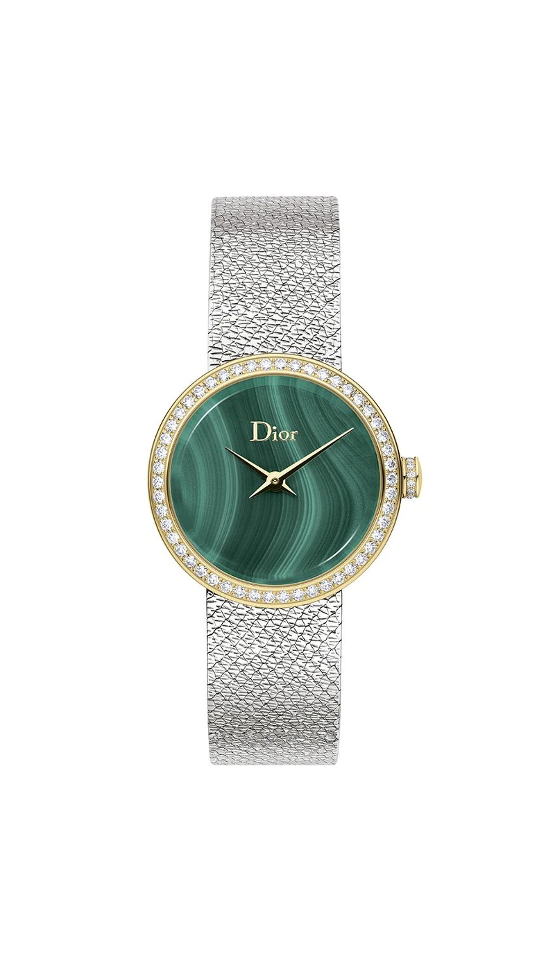 LA D DE DIOR SATINE MALACHITE 25mm 石英機芯 精鋼﹑18K黃金﹑鑽石及孔雀石 NTD340,000 LA D DE DIOR SATINE MALACHITE 25mm 石英機芯 精鋼﹑18K黃金﹑鑽石及孔雀石 NTD340,000