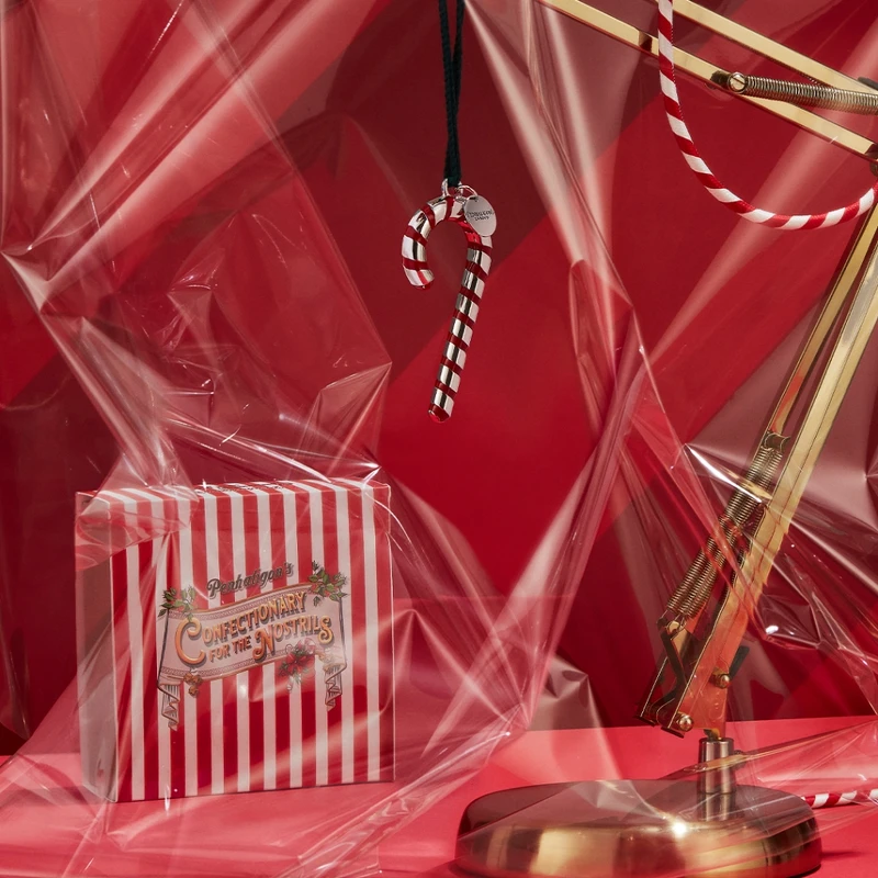 Penhaligon’s潘海利根2021聖誕拐杖糖鍍銀裝飾情境。