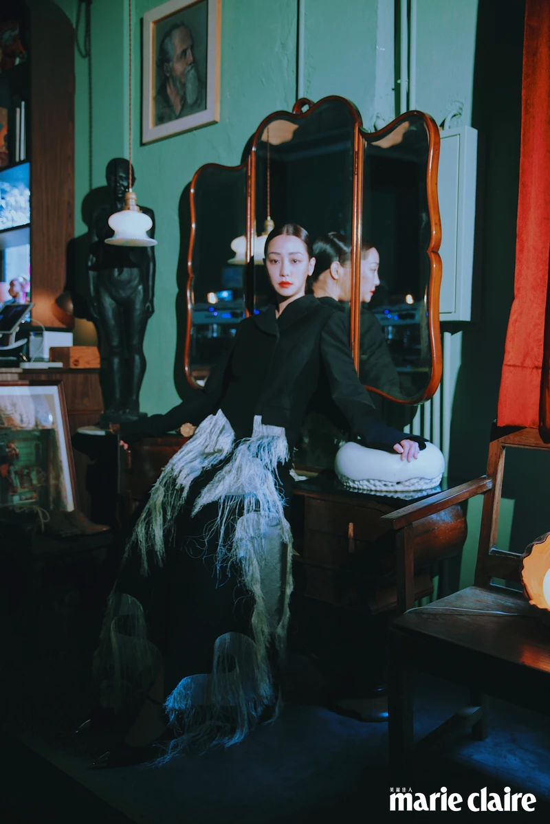 白色流蘇飾長外套,Salvatore Ferragamo;高跟鞋,Saint Laurent。 白色流蘇飾長外套,Salvatore Ferragamo;高跟鞋,Saint Laurent。