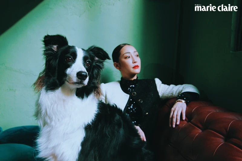 黑色亮片上衣、黑白拼接短外套、牛仔褲,all by Saint Laurent。 黑色亮片上衣、黑白拼接短外套、牛仔褲,all by Saint Laurent。