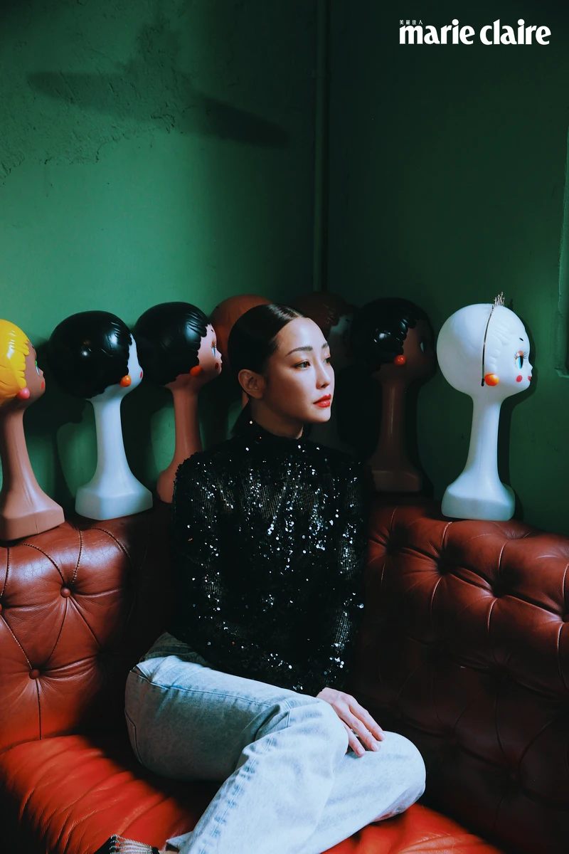 黑色亮片上衣、牛仔褲、高跟鞋,all by Saint Laurent。 黑色亮片上衣、牛仔褲、高跟鞋,all by Saint Laurent。