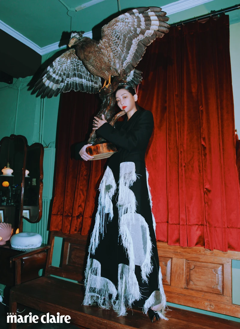 白色流蘇飾長外套,Salvatore Ferragamo;高跟鞋,Saint Laurent。 白色流蘇飾長外套,Salvatore Ferragamo;高跟鞋,Saint Laurent。