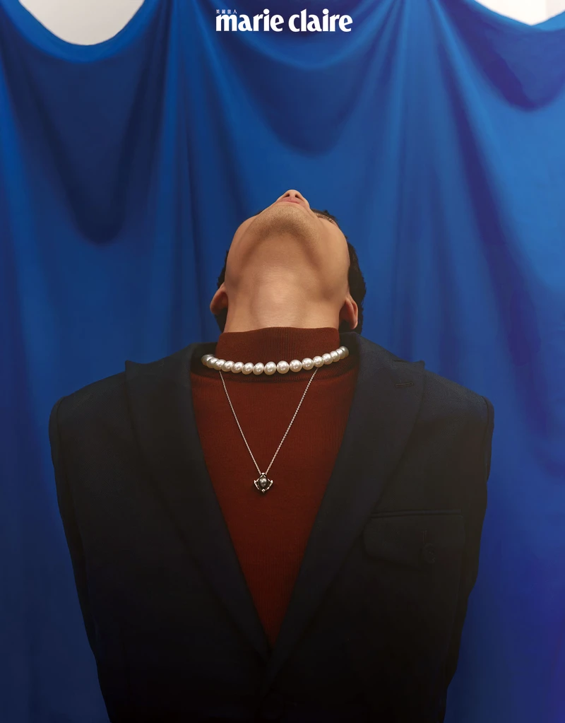 黑色西裝外套,Dior;酒紅色高領針織衫,Sandro;南洋珍珠串鍊、黑珍珠墜鍊,both by Mikimoto。 黑色西裝外套,Dior;酒紅色高領針織衫,Sandro;南洋珍珠串鍊、黑珍珠墜鍊,both by Mikimoto。