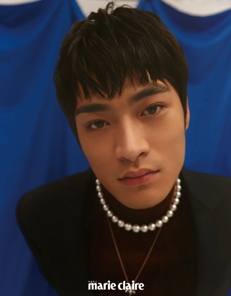 黑色西裝外套,Dior;酒紅色高領針織衫,Sandro;南洋珍珠串鍊、黑珍珠墜鍊,both by Mikimoto。 黑色西裝外套,Dior;酒紅色高領針織衫,Sandro;南洋珍珠串鍊、黑珍珠墜鍊,both by Mikimoto。