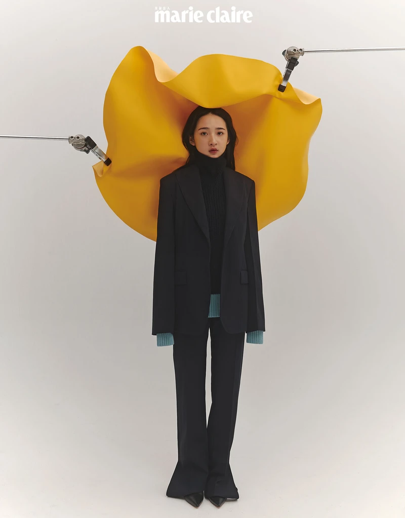 雙色拼接高領毛衣、黑色西裝外套、修身長褲、高跟短靴，all by Boss。