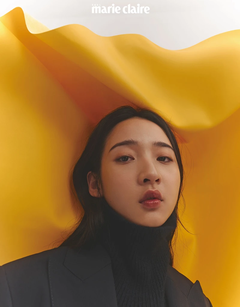 雙色拼接高領毛衣、黑色西裝外套，all by Boss。