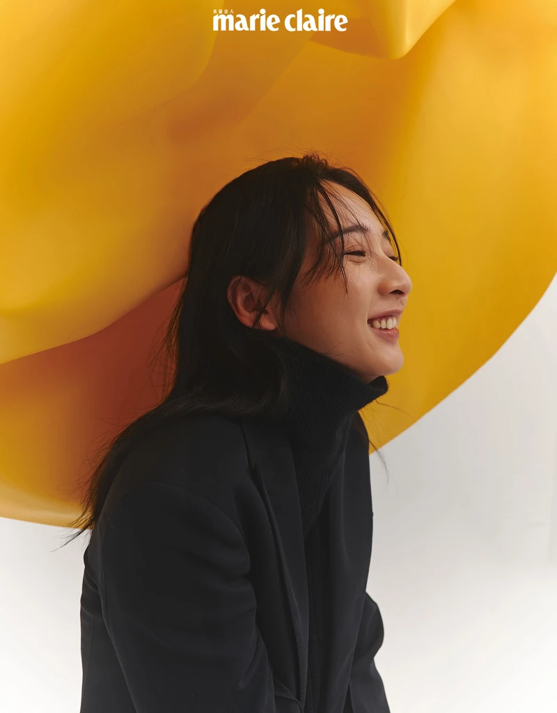 雙色拼接高領毛衣、黑色西裝外套，all by Boss。