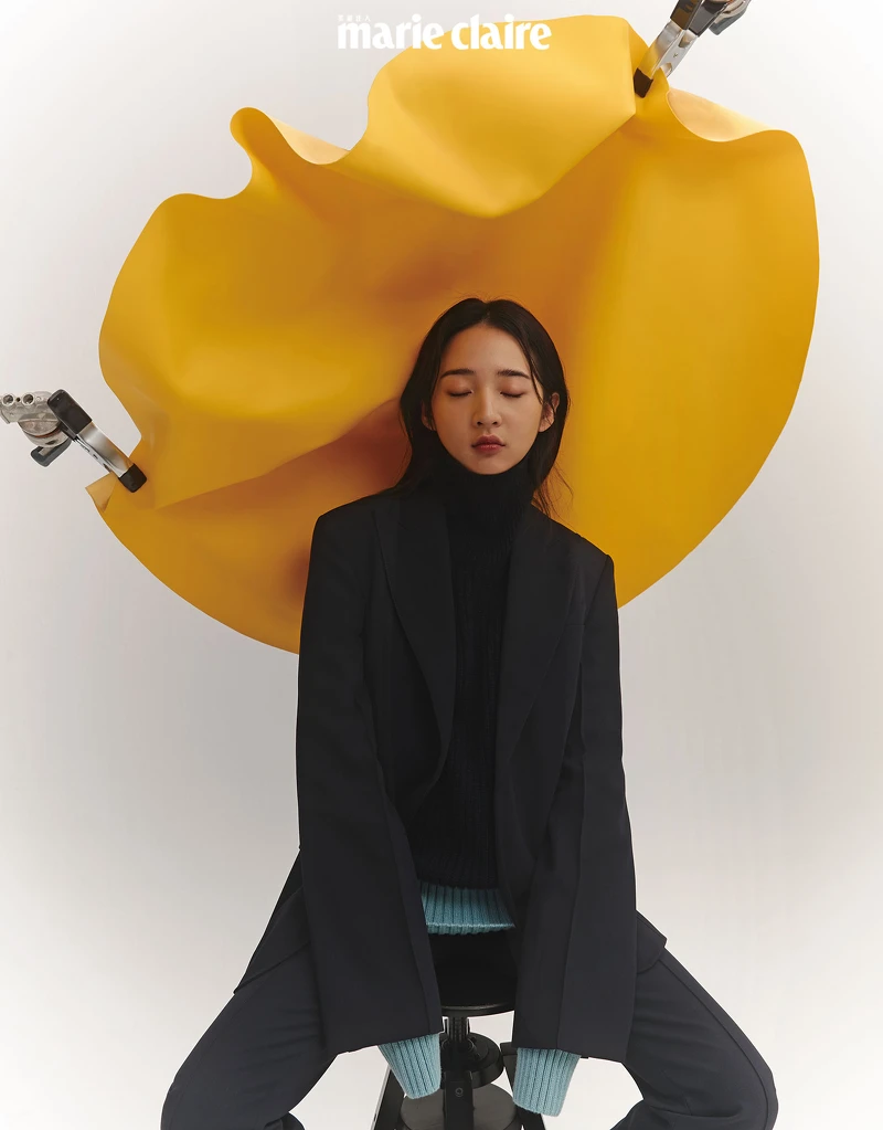 雙色拼接高領毛衣、黑色西裝外套、修身長褲，all by Boss。