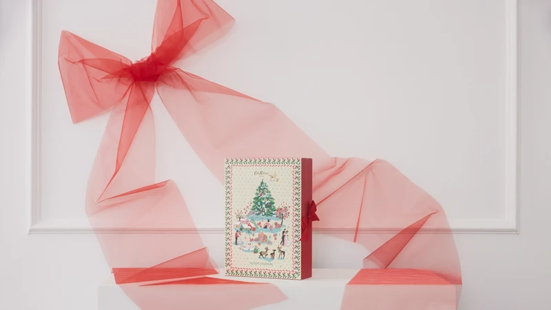 英國經典印花品牌Cath Kidston今年以Peace、Love、Joy為寓意推出療癒感滿點的聖誕倒數日曆-Shine Bright Beauty Advent Calendar閃耀美麗降臨。 英國經典印花品牌Cath Kidston今年以Peace、Love、Joy為寓意推出療癒感滿點的聖誕倒數日曆-Shine Bright Beauty Advent Calendar閃耀美麗降臨。