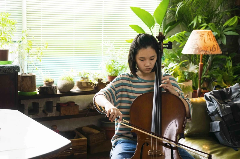 ▲以莉的琴音充滿悲傷。(圖 / 公視提供) ▲以莉的琴音充滿悲傷。(圖 / 公視提供)