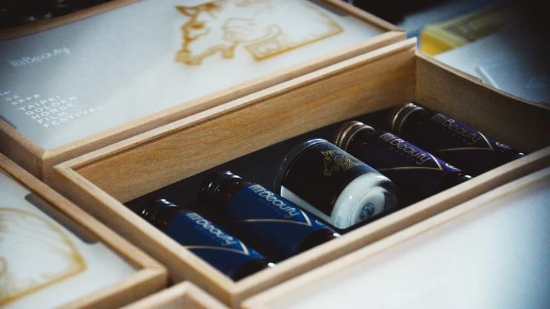 木盒特別邀請台灣傳統工藝師傅選用典藏級索羅門檜木,採全手工製成,祖傳工藝做工細膩繁複,每件收藏品都是職人數十年的功夫累積,永恆品質,獨一無二。 木盒特別邀請台灣傳統工藝師傅選用典藏級索羅門檜木,採全手工製成,祖傳工藝做工細膩繁複,每件收藏品都是職人數十年的功夫累積,永恆品質,獨一無二。