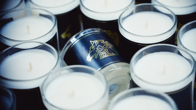 金馬限定款大豆香氛蠟燭以文學作品為靈感,前調為格拉斯玫瑰、土耳其玫瑰、保加利亞玫瑰;中調為鳶尾花;後調為維吉尼亞雪松與黑胡椒。 金馬限定款大豆香氛蠟燭以文學作品為靈感,前調為格拉斯玫瑰、土耳其玫瑰、保加利亞玫瑰;中調為鳶尾花;後調為維吉尼亞雪松與黑胡椒。