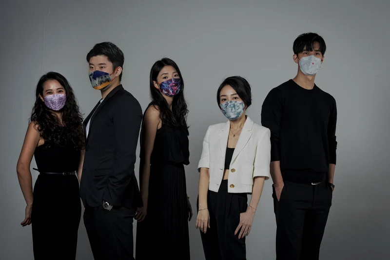 NCI MaskStudio共同創辦人William與isart Gallery總監Veronica和藝術家們  NCI MaskStudio共同創辦人William與isart Gallery總監Veronica和藝術家們