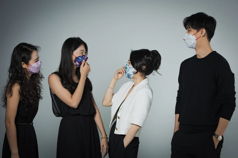 isart Gallery總監Veronica和藝術家們  isart Gallery總監Veronica和藝術家們