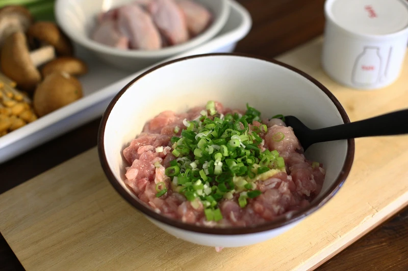 可用雞絞肉製作雞肉丸子。