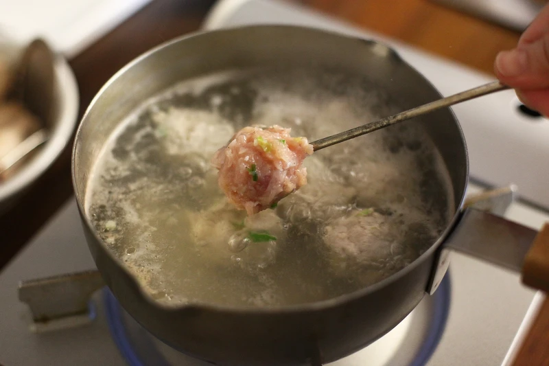 用湯匙製作丸子。