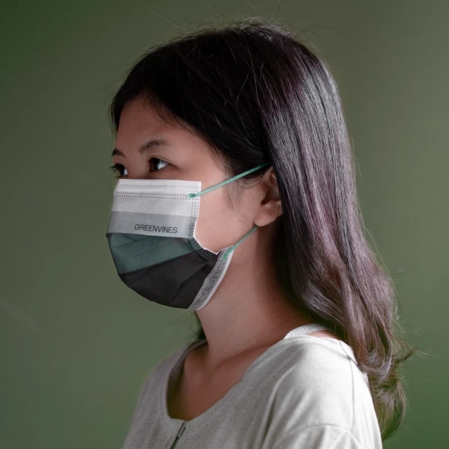 即日起至11月底，在綠藤生機消費滿額就能獲得獨家設計口罩。