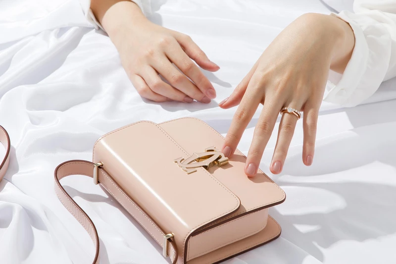 Solitaire 1895系列玫瑰金單鑽戒指(鑲嵌一顆圓形明亮式切割鑽石,並鋪鑲上圓形明亮式切割鑽石)、Cartier Destinée系列玫瑰金鑽石婚戒、Double C de Cartier迷你款肩背包(米粉色)。 Solitaire 1895系列玫瑰金單鑽戒指(鑲嵌一顆圓形明亮式切割鑽石,並鋪鑲上圓形明亮式切割鑽石)、Cartier Destinée系列玫瑰金鑽石婚戒、Double C de Cartier迷你款肩背包(米粉色)。