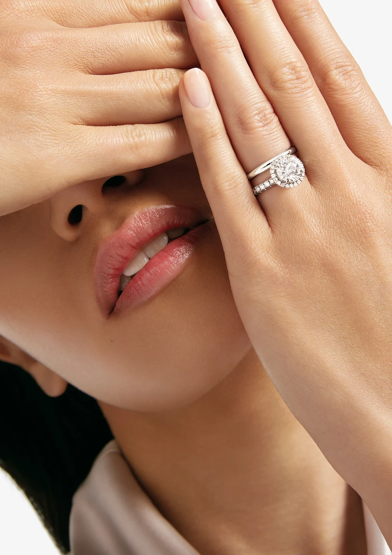 Cartier Destinée系列鉑金單鑽戒指(鑲嵌一顆圓形明亮式切割鑽石,備有0.50至4.99克拉鑽石;並鋪鑲上圓形明亮式切割鑽石) Cartier Destinée系列鉑金單鑽戒指(鑲嵌一顆圓形明亮式切割鑽石,備有0.50至4.99克拉鑽石;並鋪鑲上圓形明亮式切割鑽石)