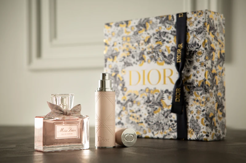 【迪奧Miss Dior香氛隨身旅行組】Miss Dior 香氛50ml (正品)、Miss Dior 隨身香氛瓶10ml。參考零售價:NT$5,200 (數量有限,售完為止) 【迪奧Miss Dior香氛隨身旅行組】Miss Dior 香氛50ml (正品)、Miss Dior 隨身香氛瓶10ml。參考零售價:NT$5,200 (數量有限,售完為止)