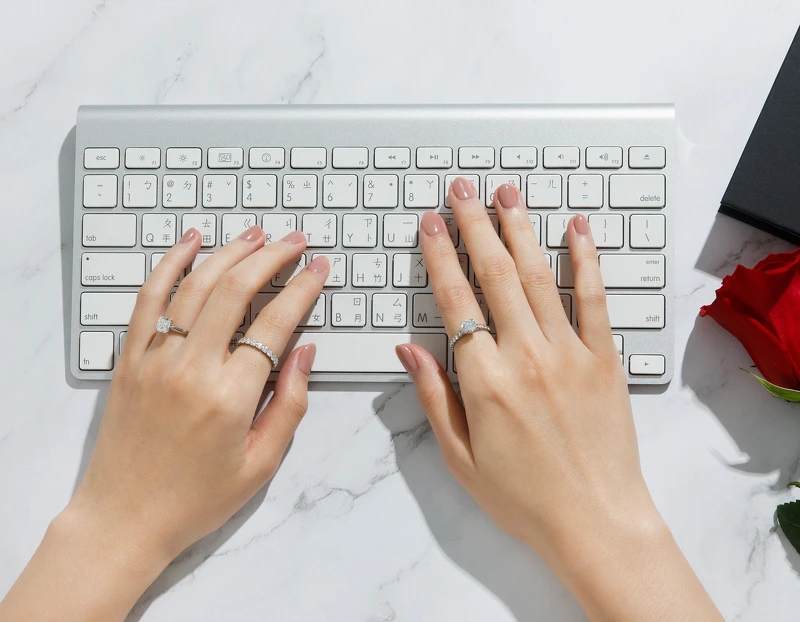 左至右:Solitaire 1895系列鉑金單鑽戒指(鑲嵌一顆枕形切割鑽石);Destinée系列鉑金鑽石婚戒;Solitaire 1895系列鉑金單鑽戒指(鑲嵌一顆圓形明亮式切割鑽石,並鋪鑲上圓形明亮式切割鑽石),11月起推出小克拉數選擇。 左至右:Solitaire 1895系列鉑金單鑽戒指(鑲嵌一顆枕形切割鑽石);Destinée系列鉑金鑽石婚戒;Solitaire 1895系列鉑金單鑽戒指(鑲嵌一顆圓形明亮式切割鑽石,並鋪鑲上圓形明亮式切割鑽石),11月起推出小克拉數選擇。