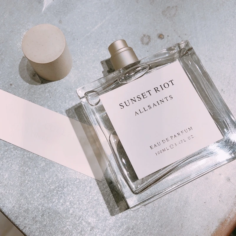 AllSaints同名中性淡香精方正瓶身搭配混凝土瓶蓋，屬於工業風設計。