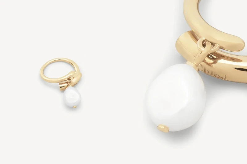 Chloé Darcey 金色珍珠戒指, NT$9,000 Chloé Darcey 金色珍珠戒指, NT$9,000