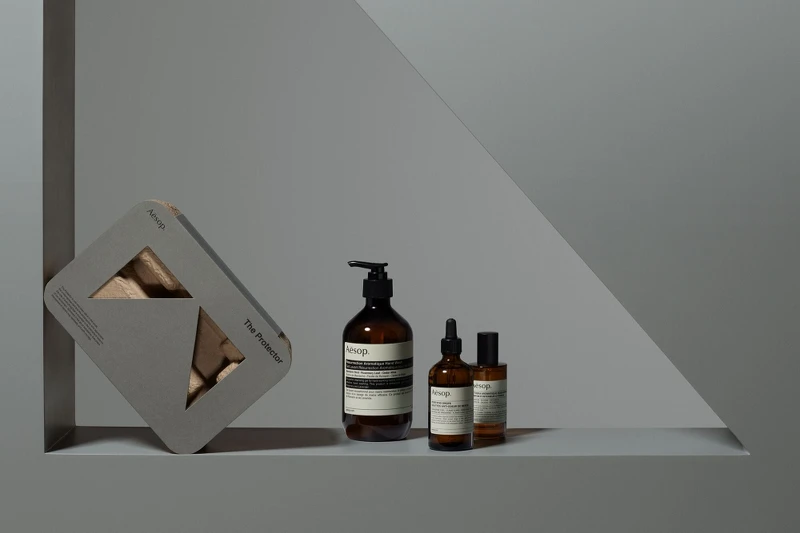 Aesop 2021-2022年度禮盒The Protector守護者(賦活芳香手部清潔露500ml、廁後點滴100ml、塞西拉芳香室內噴霧50ml)，NT2,900