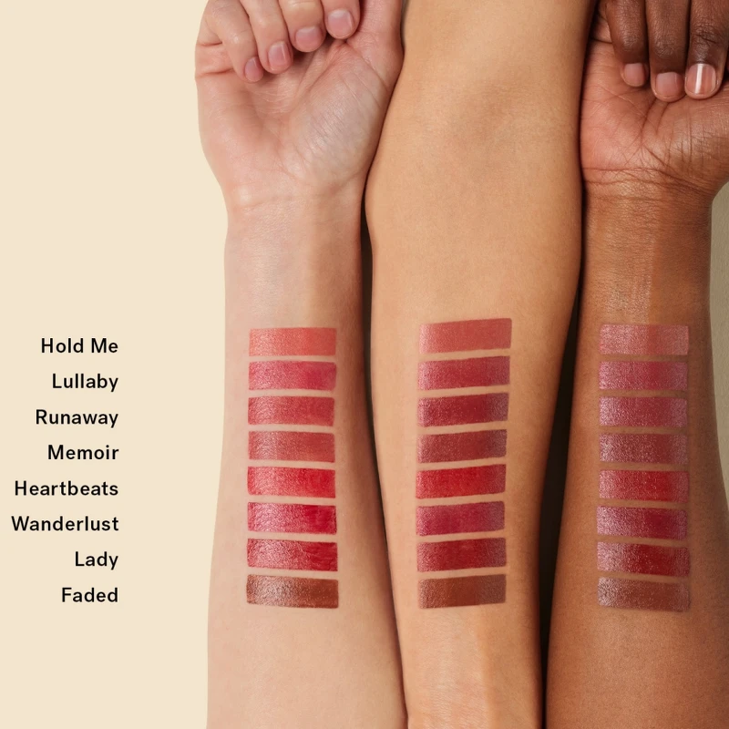 ILIA淨透裸光潤唇膏試色情境圖。