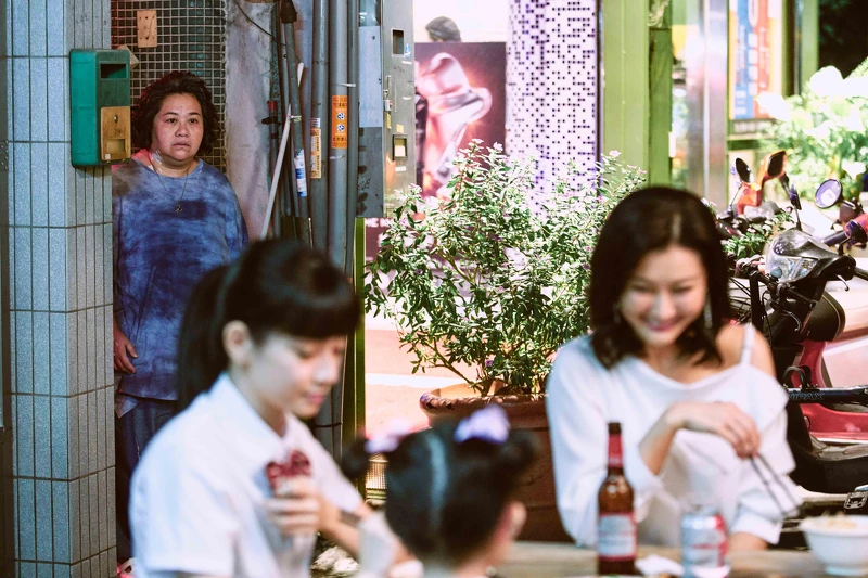 《無神之地不下雨》「珊瑚之神」鍾欣凌(左)因放不下對人類姐妹的愛而滯留人間《無神之地不下雨》「珊瑚之神」鍾欣凌(左)因放不下對人類姐妹的愛而滯留人間 《無神之地不下雨》「珊瑚之神」鍾欣凌(左)因放不下對人類姐妹的愛而滯留人間《無神之地不下雨》「珊瑚之神」鍾欣凌(左)因放不下對人類姐妹的愛而滯留人間