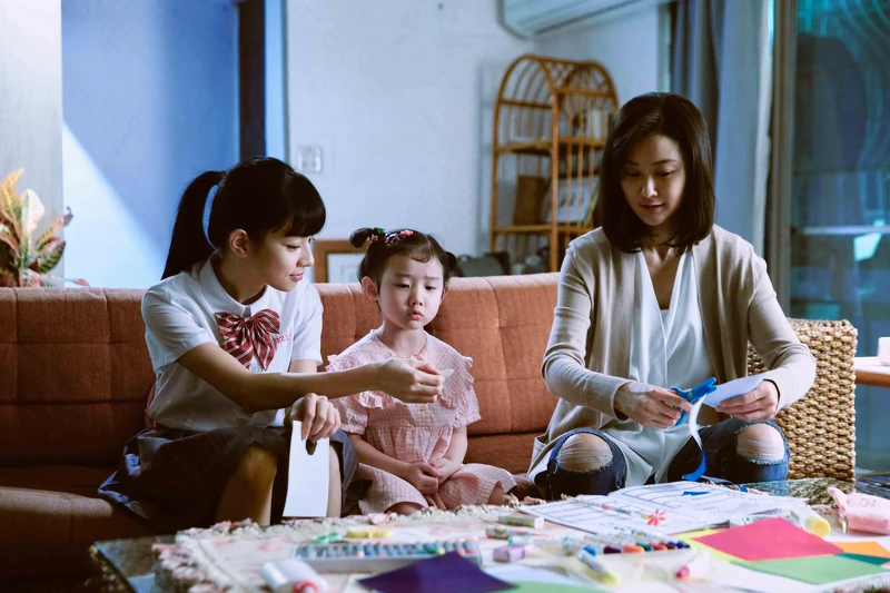 《無神之地不下雨》陳珮騏(右)遭珊瑚之神「附身」手部出現白斑,左起為姚愛寗、葉子綺《無神之地不下雨》陳珮騏(右)遭珊瑚之神「附身」手部出現白斑,左起為姚愛寗、葉子綺 《無神之地不下雨》陳珮騏(右)遭珊瑚之神「附身」手部出現白斑,左起為姚愛寗、葉子綺《無神之地不下雨》陳珮騏(右)遭珊瑚之神「附身」手部出現白斑,左起為姚愛寗、葉子綺