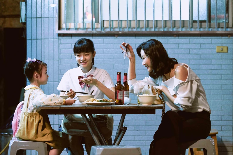 《無神之地不下雨》陳珮騏(右)演出不負責任的母親,左起為葉子綺、姚愛寗 《無神之地不下雨》陳珮騏(右)演出不負責任的母親,左起為葉子綺、姚愛寗