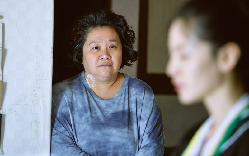 《無神之地不下雨》「珊瑚之神」鍾欣凌(左)化身人類角色珊瑚奶奶 《無神之地不下雨》「珊瑚之神」鍾欣凌(左)化身人類角色珊瑚奶奶