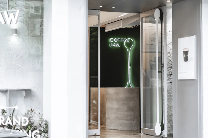 Coffee Law 敦南概念店入口處。